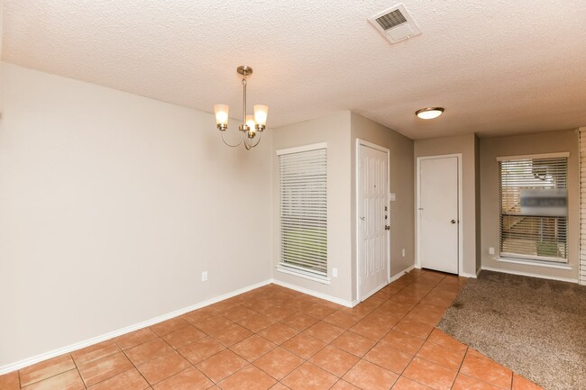 Building Photo - 6635 S Creek Dr