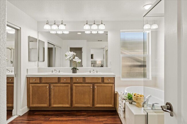 Foto del edificio - Elegant & Spacious 4 Bedroom Home Near Fol...