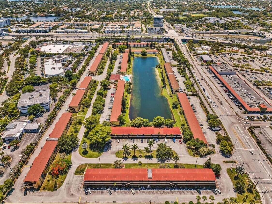 Foto principal - 2940 NE 203rd St