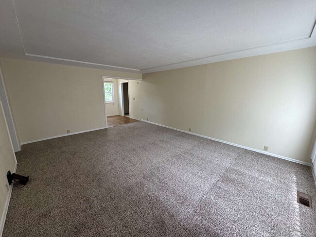 Building Photo - 3 Bedroom 1 Bath House on Large Lot