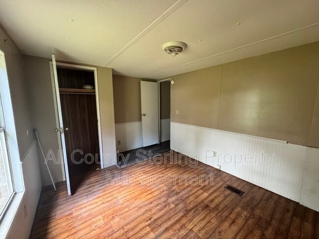 Building Photo - 137 SW Piston Glen