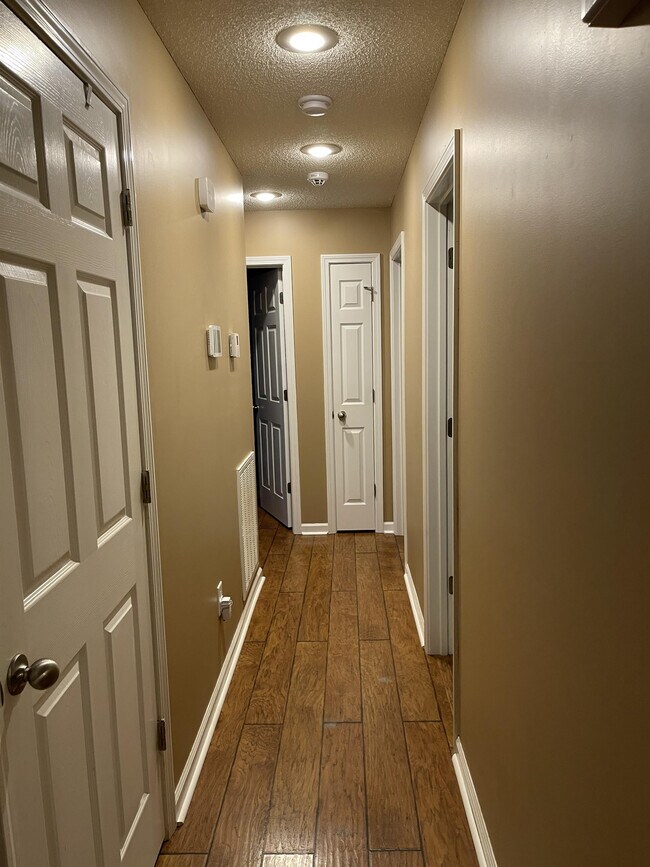Foto del edificio - 1121 Meadow Creek Ln