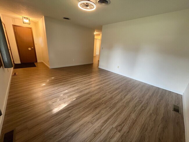 Building Photo - 2 Bed/1 Bath Ranch Style Home For Rent!