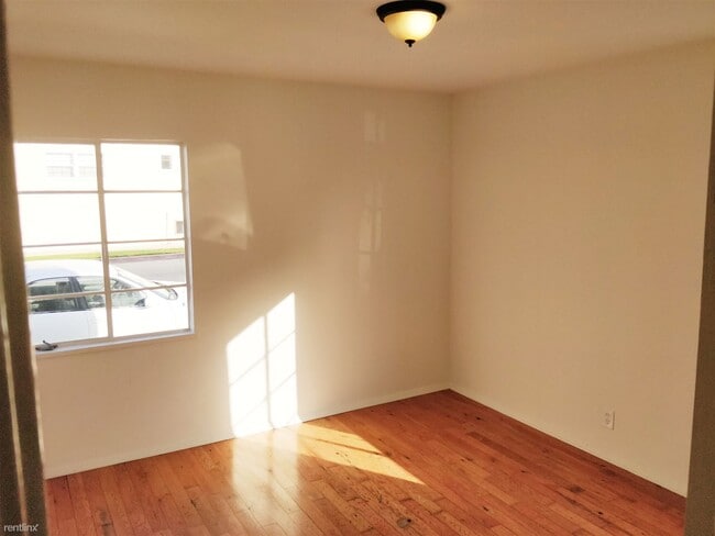 Building Photo - 5350 San Vicente Blvd