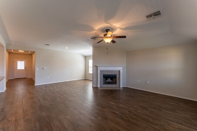 Foto del edificio - Wonderfully Spacious 3 bed 2 bath in Southeast Austin!