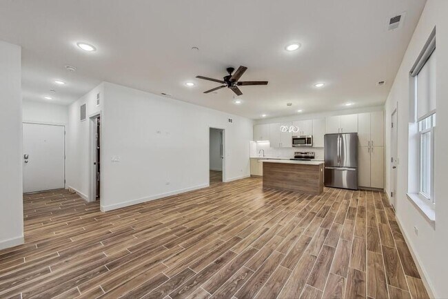 Foto del edificio - 3 bedroom in Chicago IL 60637