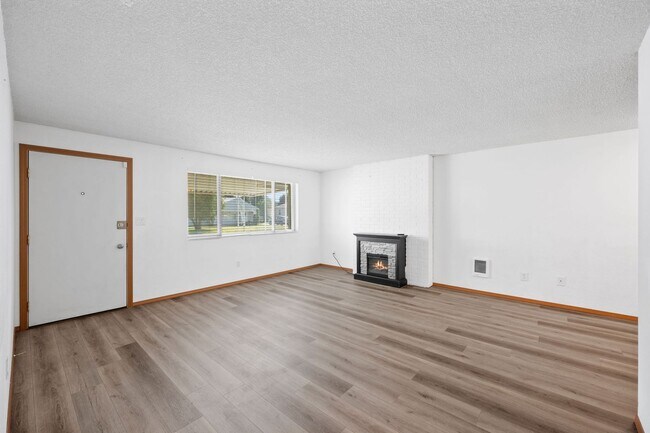 Building Photo - Large Central Valley Duplex - Available Now!