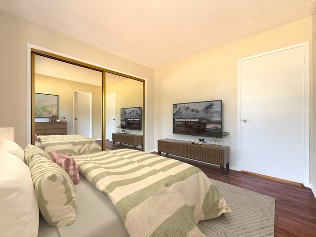 Building Photo - Tarzana Casa