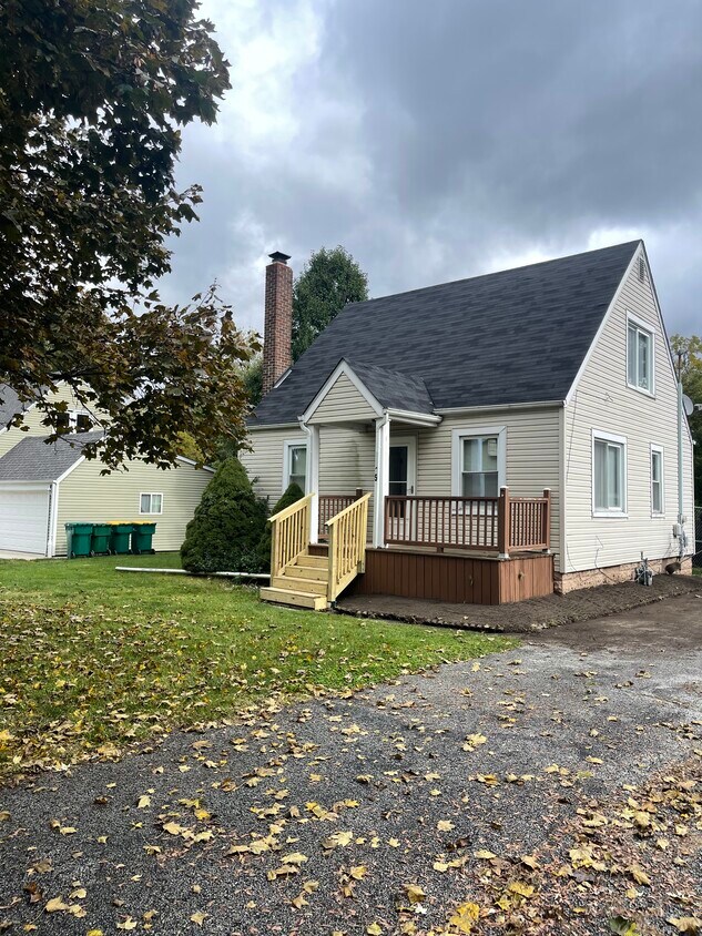 8215 Rutledge St, Merrillville, IN 46410 House Rental in Merrillville