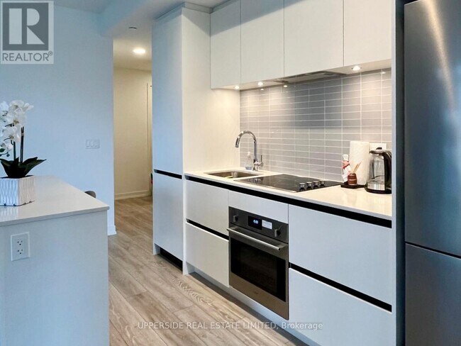 Photo du bâtiment - 8 Beverley Glen Blvd