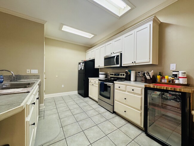 Building Photo - 5578 Arialo Dr