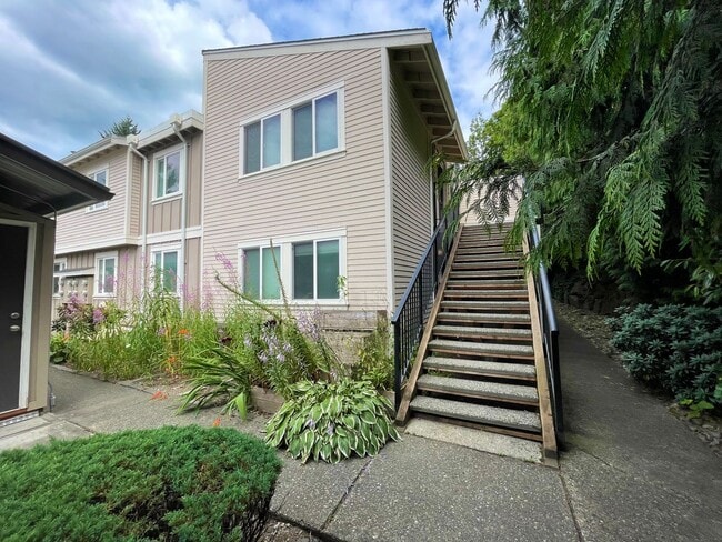 Building Photo - 2 Bed, 2 Bath Garden Condo in Kirkland!