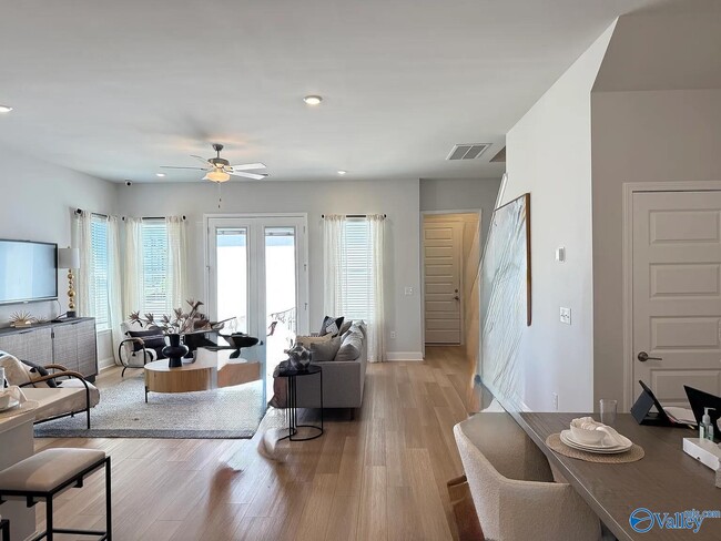 Building Photo - 116 Pralina Wy