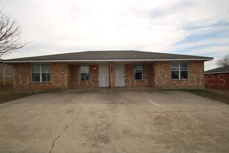 Building Photo - 404 Justin Ln