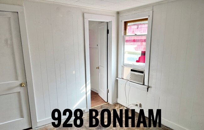 Foto del edificio - 928 S Bonham above garage apartment 1/2 of...