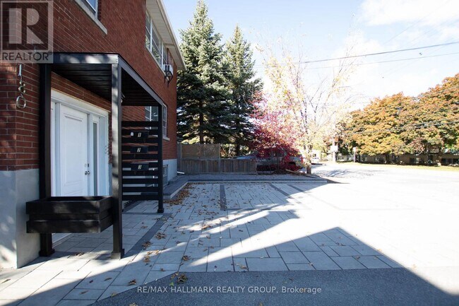 Photo du bâtiment - 180-180 Woodroffe Ave