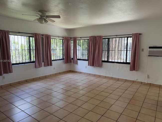 Foto del edificio - 4761 NW 11th Ave