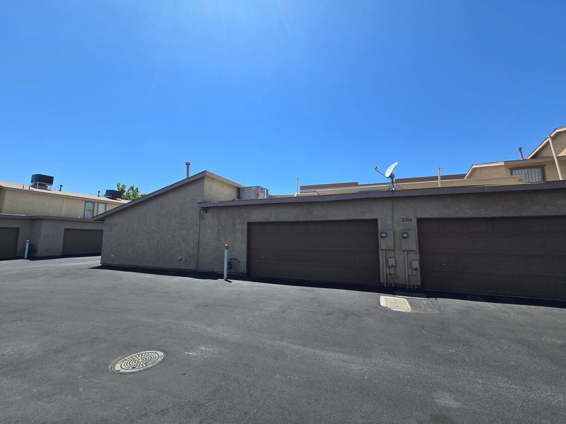 Building Photo - 2200 Short Pine Dr