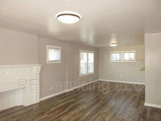 Building Photo - 901 Fordham Ave