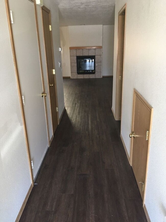 Building Photo - 2 Bedroom Townhome in SW Redmond!