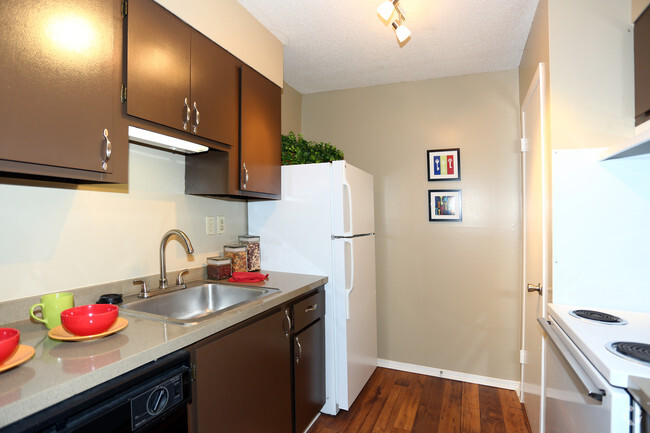 1BR 1BA Kitchen - Greentree