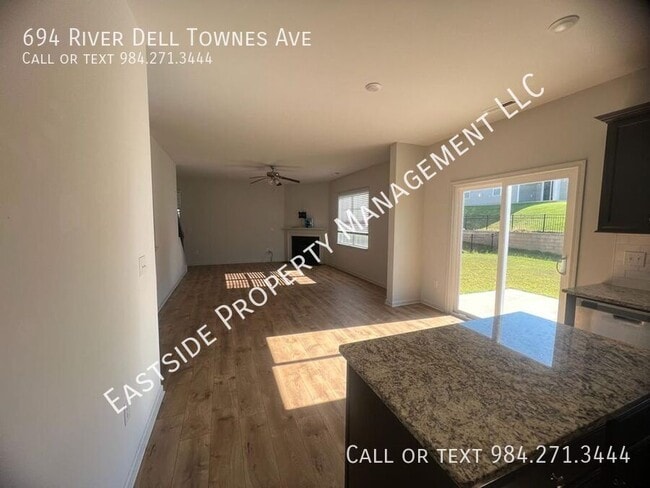 Foto del edificio - 694 River Dell Townes Ave.