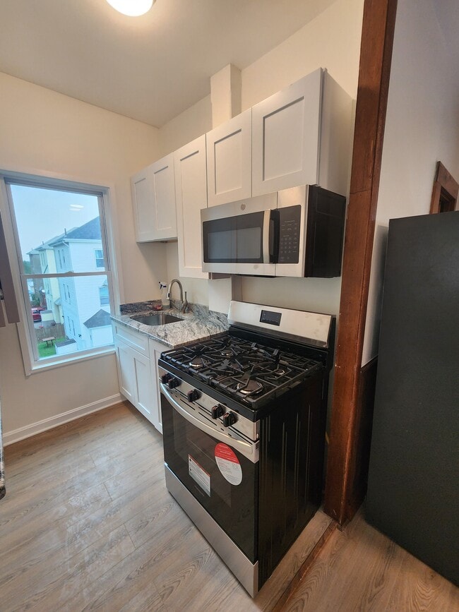 Kitchen - 843 Stafford Rd