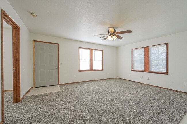Foto del edificio - 2 bedroom 1 bath - Half off the 1st months...