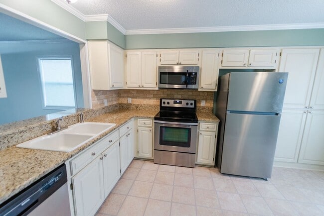 Building Photo - Come and enjoy your stay at this clean and...