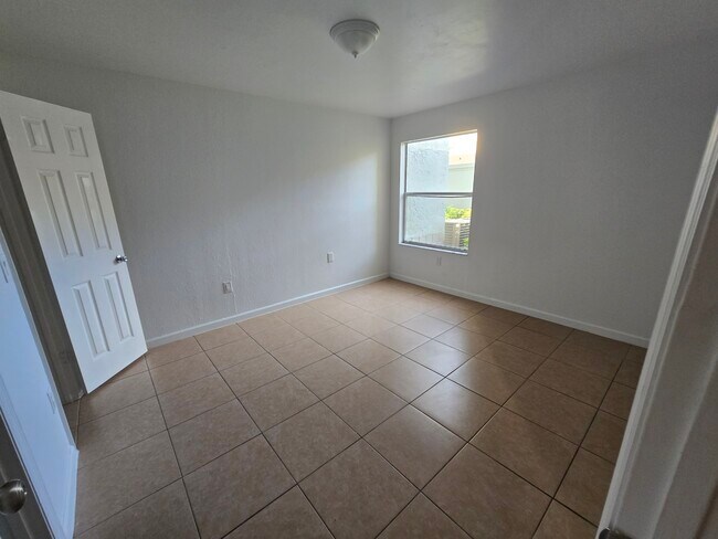 Foto del edificio - 1401 Village Blvd