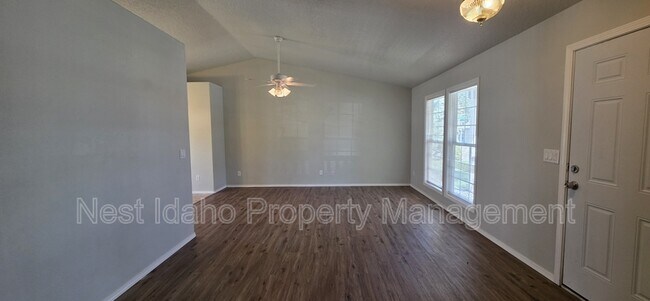 Foto del edificio - 907 Aspen Grove St