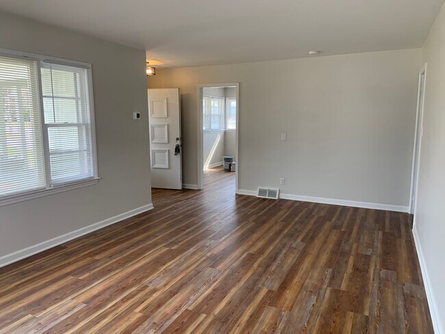 Building Photo - 2 Bedroom, 1 Bath Home