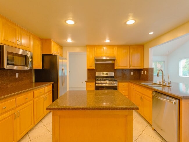 Building Photo - Spacious 3 Bedroom / 2 Bath Home in Claire...