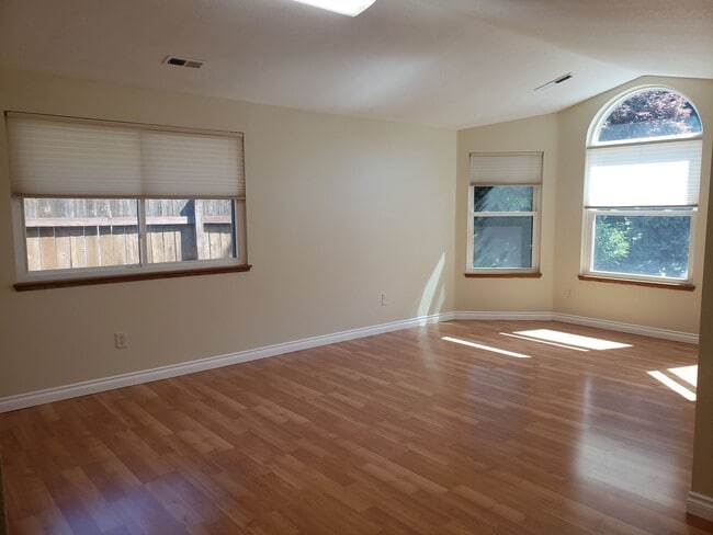 Building Photo - One Level 3 Bed/2 Bath House with Large Fenced Backyard and Oversized Attached Garage in Mill Plain
