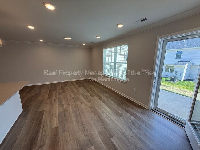 Foto del edificio - 907 Elderberry Wy