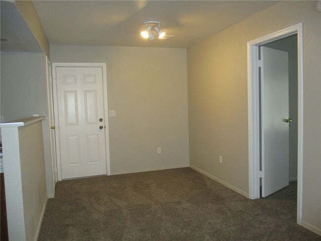 Building Photo - 1715 La Entrada Dr
