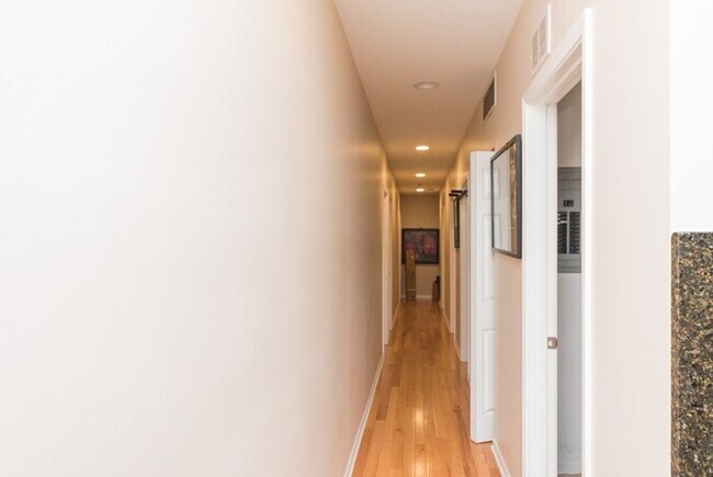 Foto del edificio - 3211 W Armitage Ave
