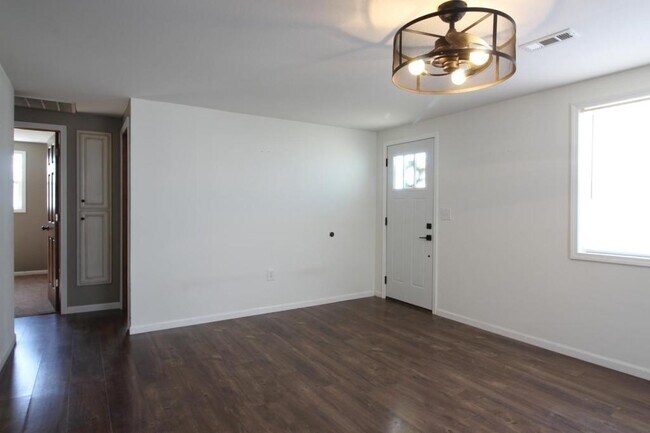 Building Photo - 302 S Frisco St
