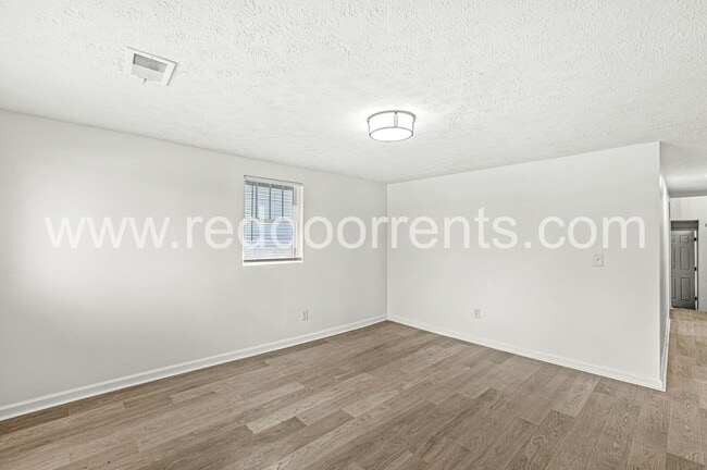 Building Photo - 1037 W 30th St
