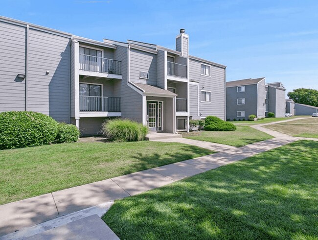 Bienvenido a casa a The Club at Cherry Hills. - The Club at Cherry Hills Apartments