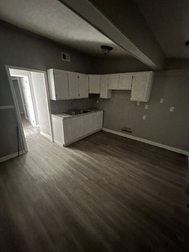 Foto del edificio - For Lease