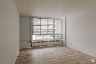 Building Photo - 1975 Maisonneuve Blvd W