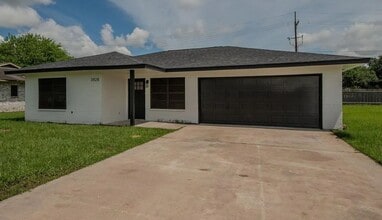Building Photo - 3828 Anderson Villa