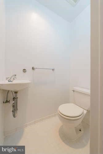 Medio baño en la planta baja - 406 Delafield Pl NW