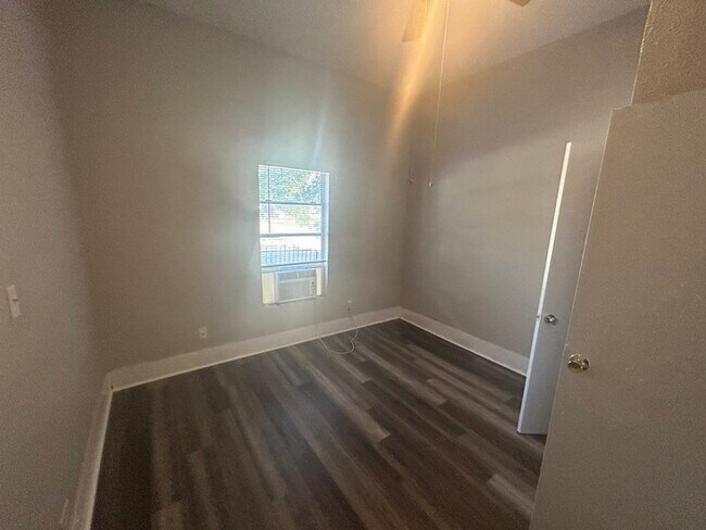 Building Photo - Nice, renovated 3/2 house ready to move in