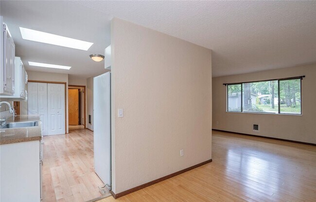 Building Photo - Spacious Rambler Retreat Nestled on an Acr...