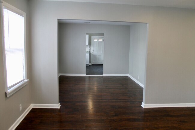 Foto del edificio - Luxurious Newly Renovated 3BR/2BA Haven with Private Parking - A Rare Market Gem