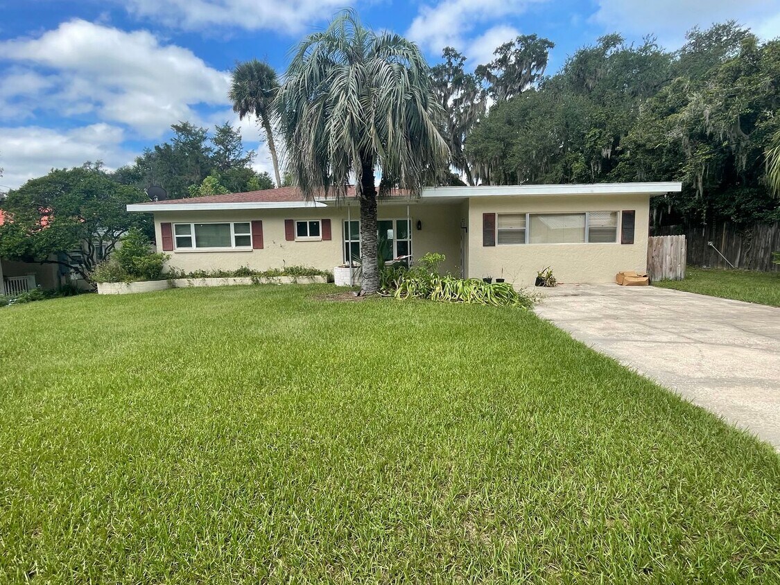 Foto principal - Fully Furnished 3BR/2BA Home in Dunnellon ...