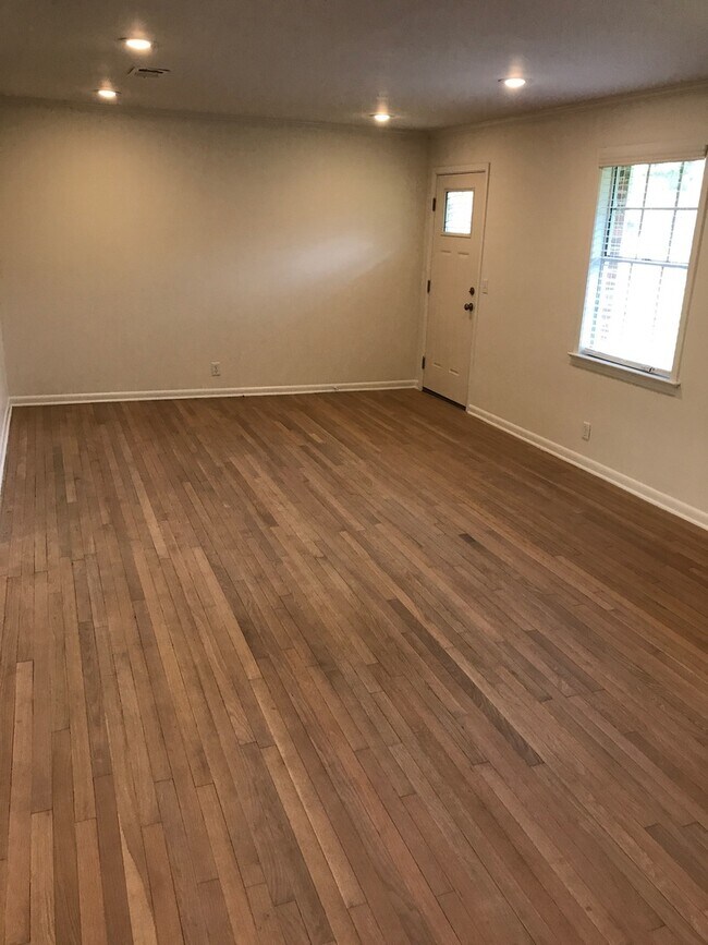 Foto del edificio - Beautiful home in quiet neighborhood