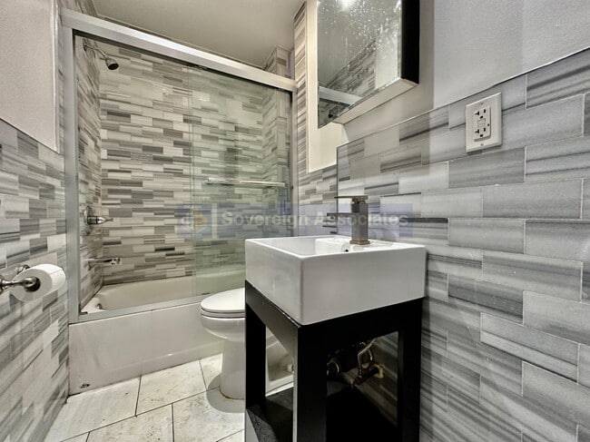 Building Photo - 216 W 108th St